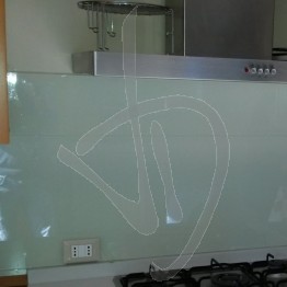 spritzschutz-kuche-aus-lackiertem-glas-massgeschneidertem