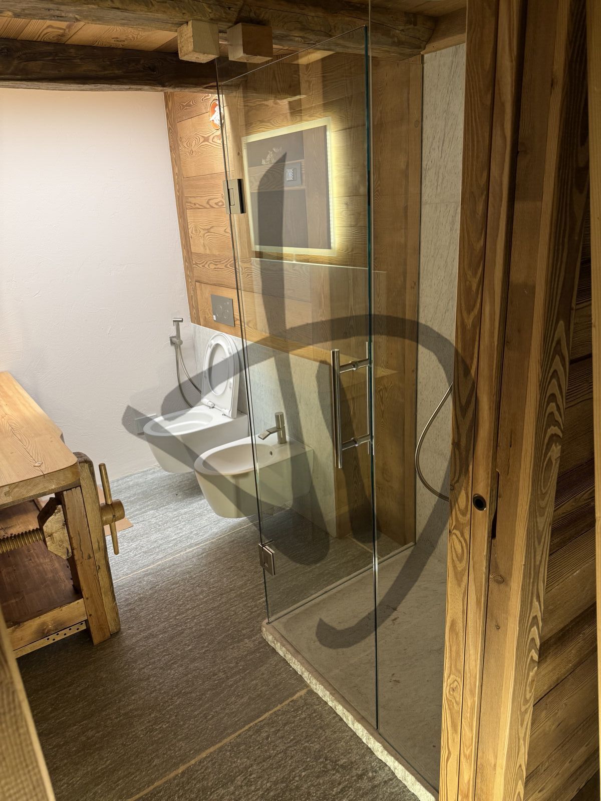 Box doccia angolare su misura ambiente casa di montagna legno e sasso bianco moderno 3 - Eckausführungen