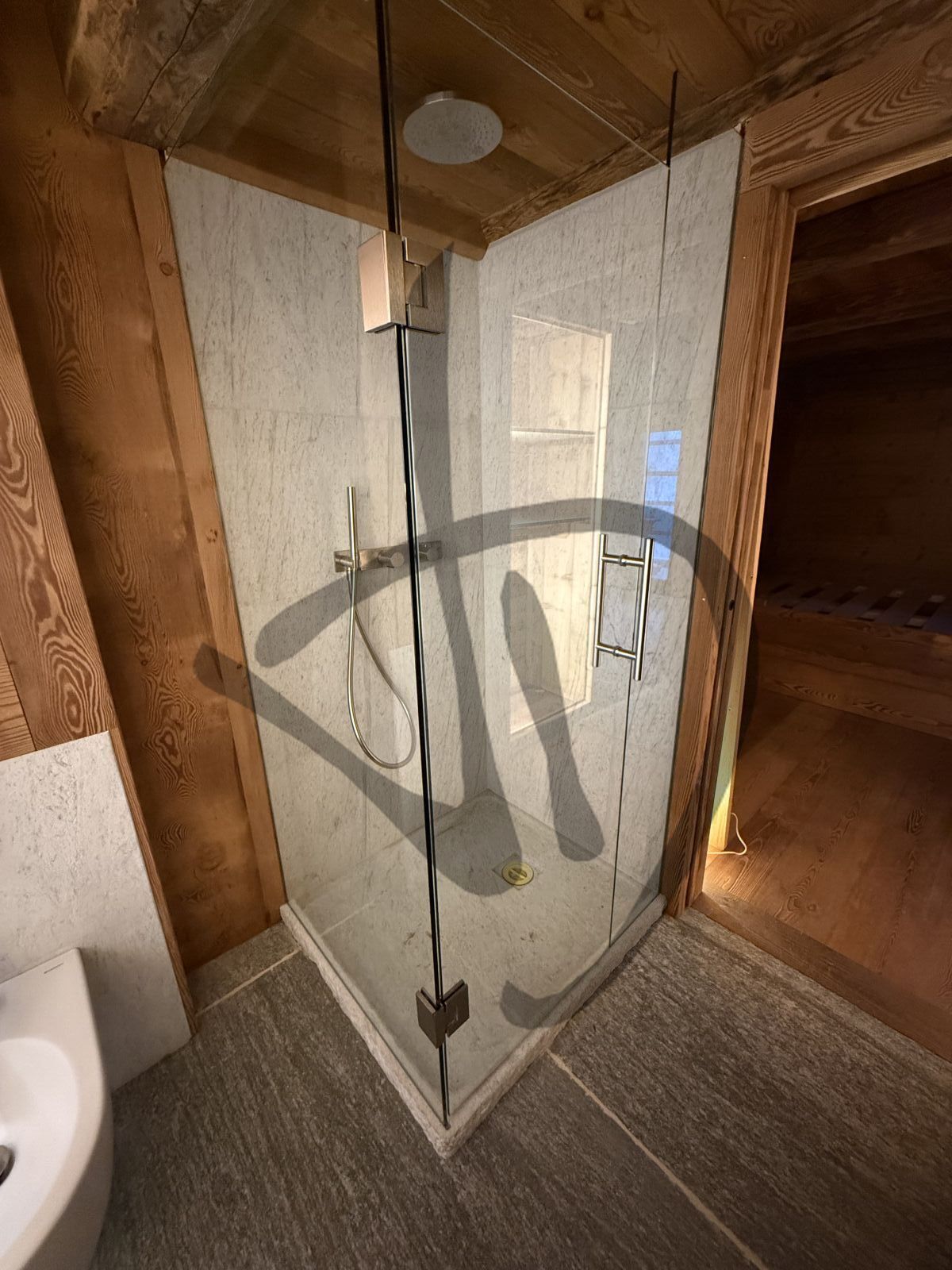 Box doccia angolare su misura ambiente casa di montagna legno e sasso bianco moderno  - Eckausführungen