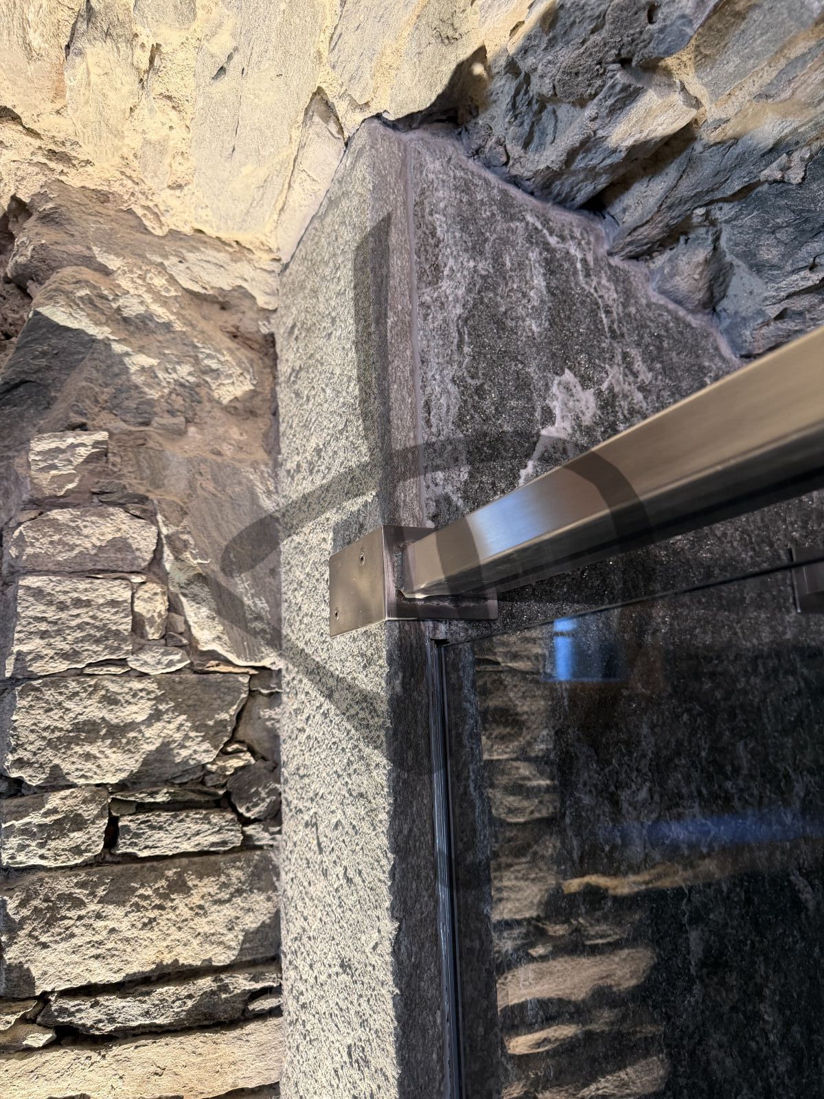 Dettaglio barra stabilizzatrice inox grezza per vetro fisso doccia - Fest