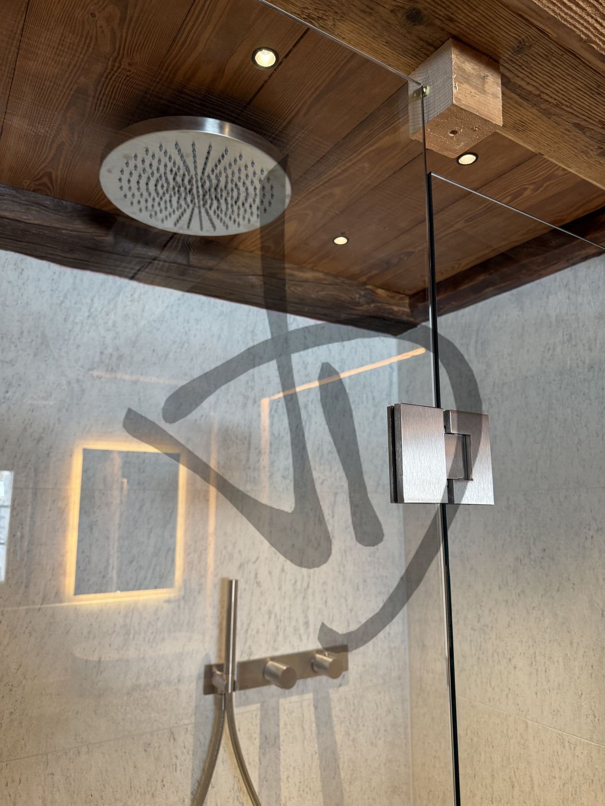Box doccia angolare su misura ambiente casa di montagna legno e sasso bianco moderno  5 - Linear