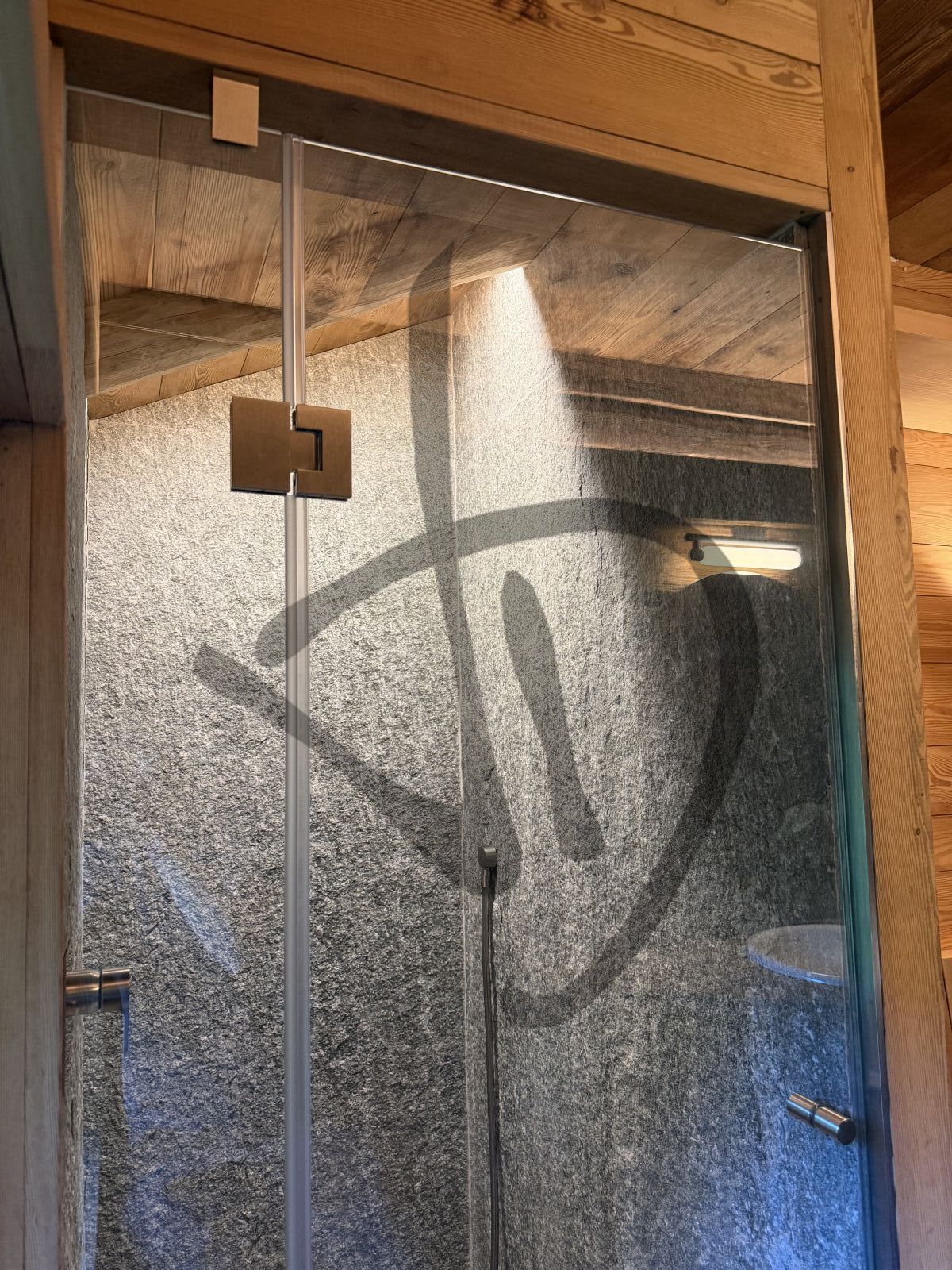Box doccia lineare su misura ambiente casa di montagna legno moderno e roccia naturale  1 - Linear