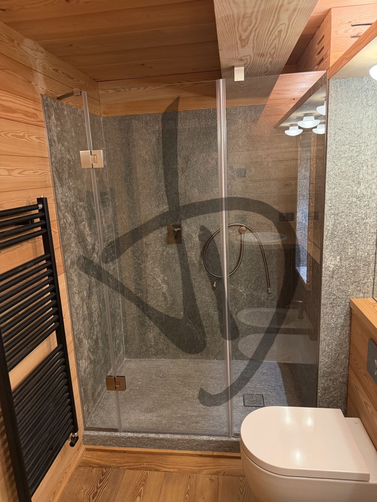 Box doccia lineare su misura ambiente casa di montagna legno moderno e roccia naturale  3 - Linear