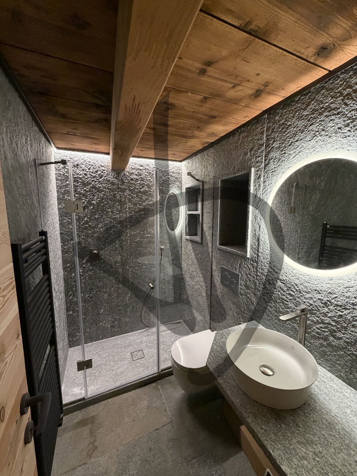 Box doccia lineare su misura ambiente casa di montagna legno moderno e roccia naturale 4 - Linear