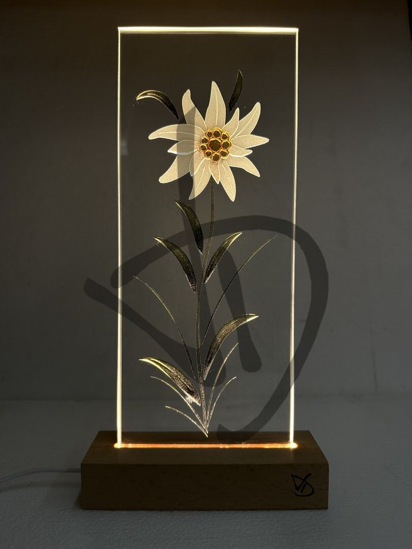Personalisierte und verzierte Lampe mit Edelweiß - Dekorierte Acrylglaslampen mit personalisiertem Holzsockel
