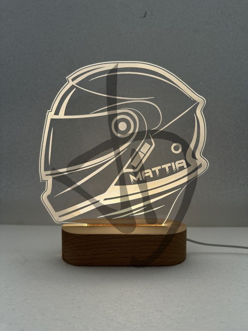 Plexiglas-Acryllampen mit Motorradhelmgrafiken und Namen verziert, mit Holzsockel - Dekorierte Acrylglaslampen mit personalisiertem Holzsockel