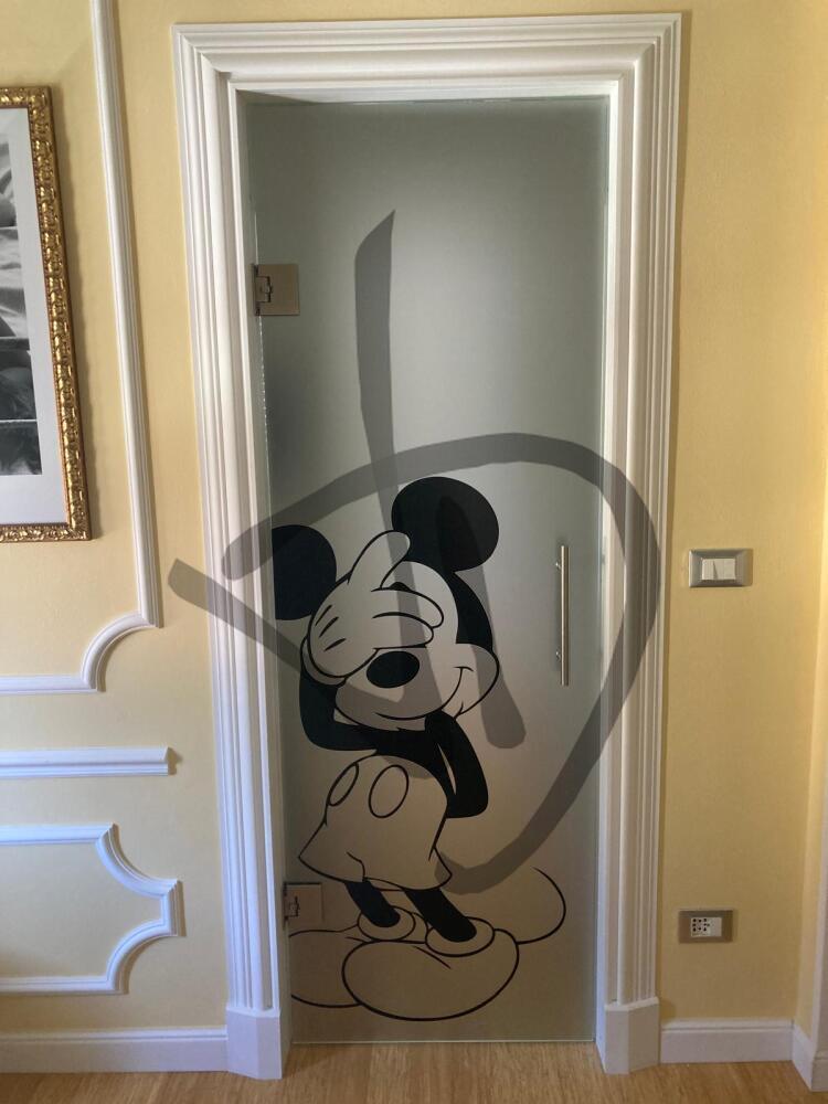 Maßgefertigte Salontür aus satiniertem Glas mit Mickey-Mouse-Dekor für das Badezimmer - Saloon-Türen