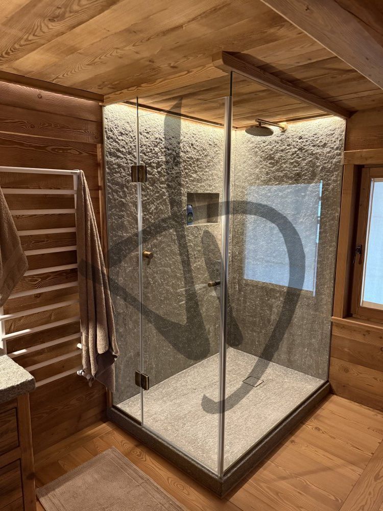 Maßgefertigte Produkte - Duschkabinen aus Glas - Eckausführungen - Box doccia angolare su misura ambiente casa di montagna legno 1