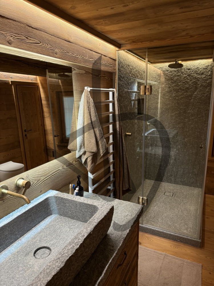 Maßgefertigte Produkte - Duschkabinen aus Glas - Eckausführungen - Box doccia angolare su misura ambiente casa di montagna legno 2