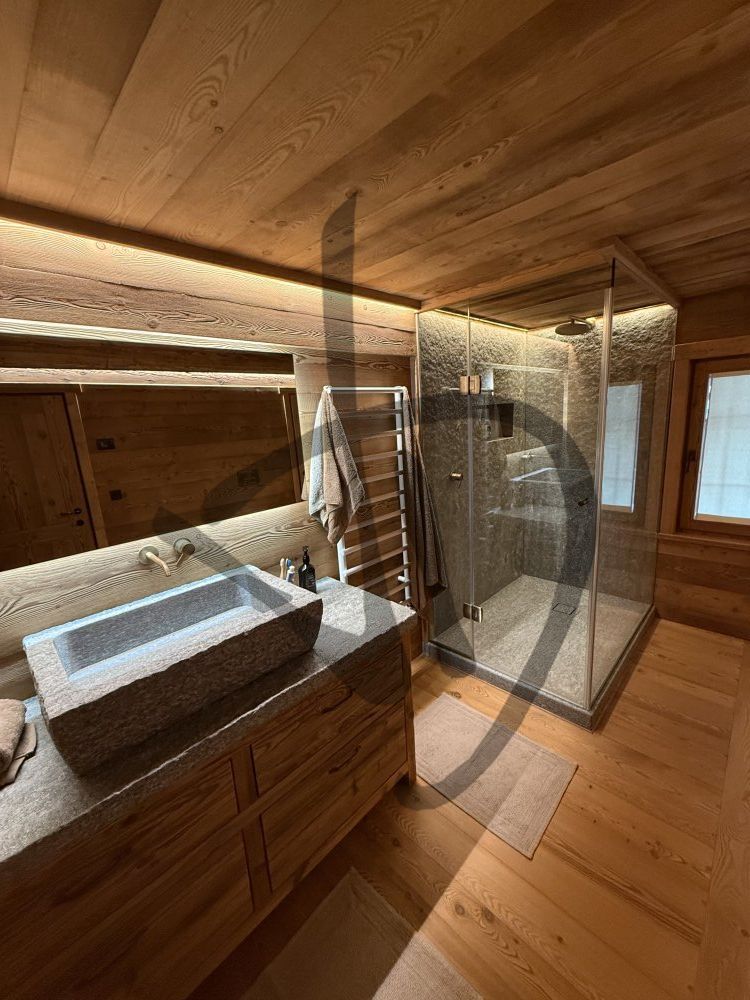 Maßgefertigte Produkte - Duschkabinen aus Glas - Eckausführungen - Box doccia angolare su misura ambiente casa di montagna legno 3