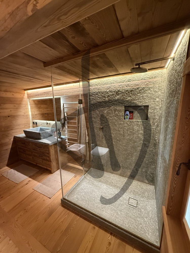 Maßgefertigte Produkte - Duschkabinen aus Glas - Eckausführungen - Box doccia angolare su misura ambiente casa di montagna legno 4