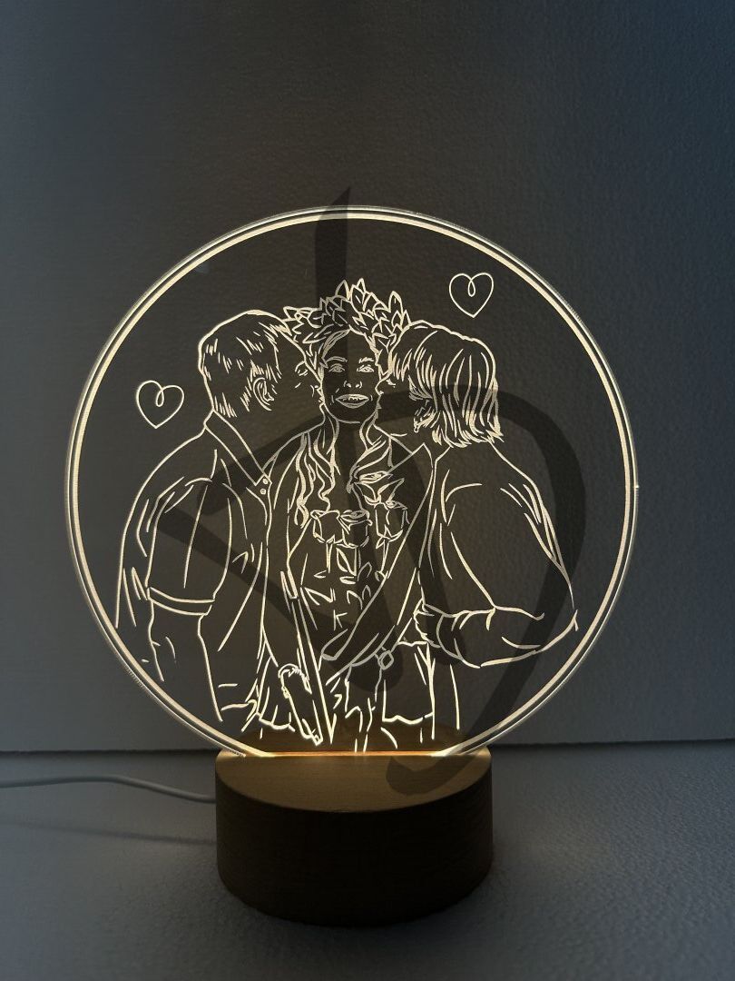 Maßgefertigte Produkte - Individuelle Lampen und Nachttischlampen - Dekorierte Acrylglaslampen mit personalisiertem Holzsockel - Lampade in acrilico plexiglass decorato con foto disegnata e incisa con piedistallo in legno