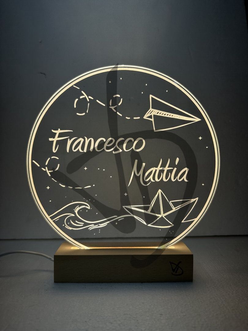 Maßgefertigte Produkte - Individuelle Lampen und Nachttischlampen - Dekorierte Acrylglaslampen mit personalisiertem Holzsockel - Lampade in acrilico plexiglass decorato con grafica aeroplanini di carta bambino con piedistallo in legno