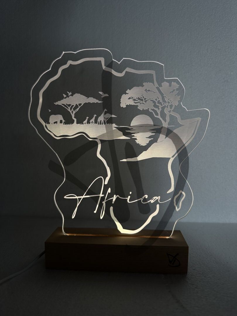 Maßgefertigte Produkte - Individuelle Lampen und Nachttischlampen - Dekorierte Acrylglaslampen mit personalisiertem Holzsockel - Lampade in acrilico plexiglass decorato con grafica africa con piedistallo in legno
