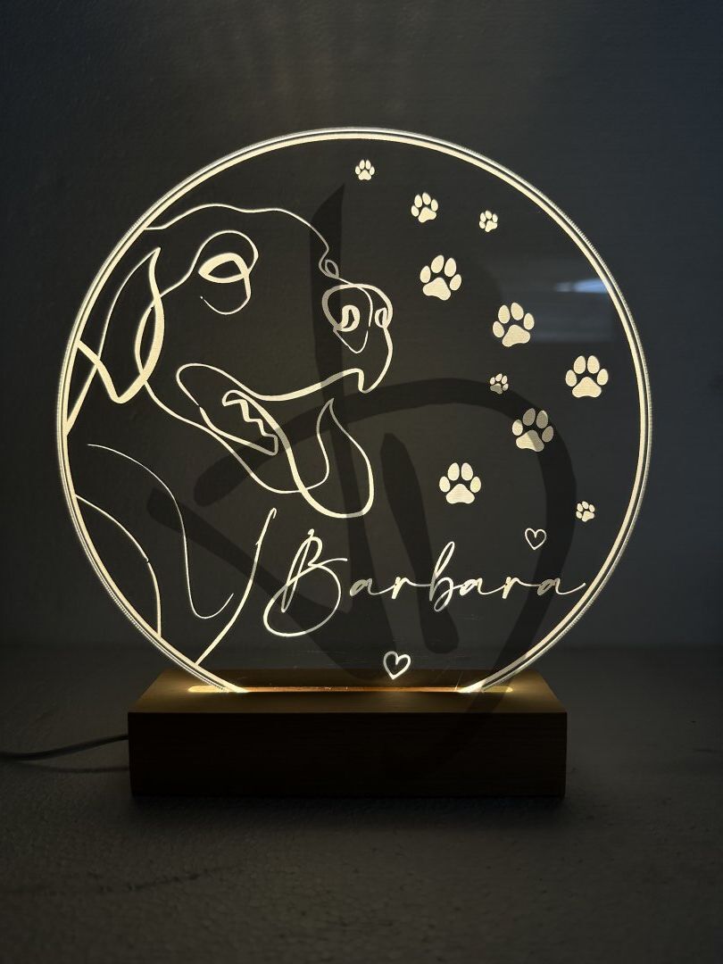 Maßgefertigte Produkte - Individuelle Lampen und Nachttischlampen - Dekorierte Acrylglaslampen mit personalisiertem Holzsockel - Lampade in acrilico plexiglass decorato con grafica cane e nome con piedistallo in legno