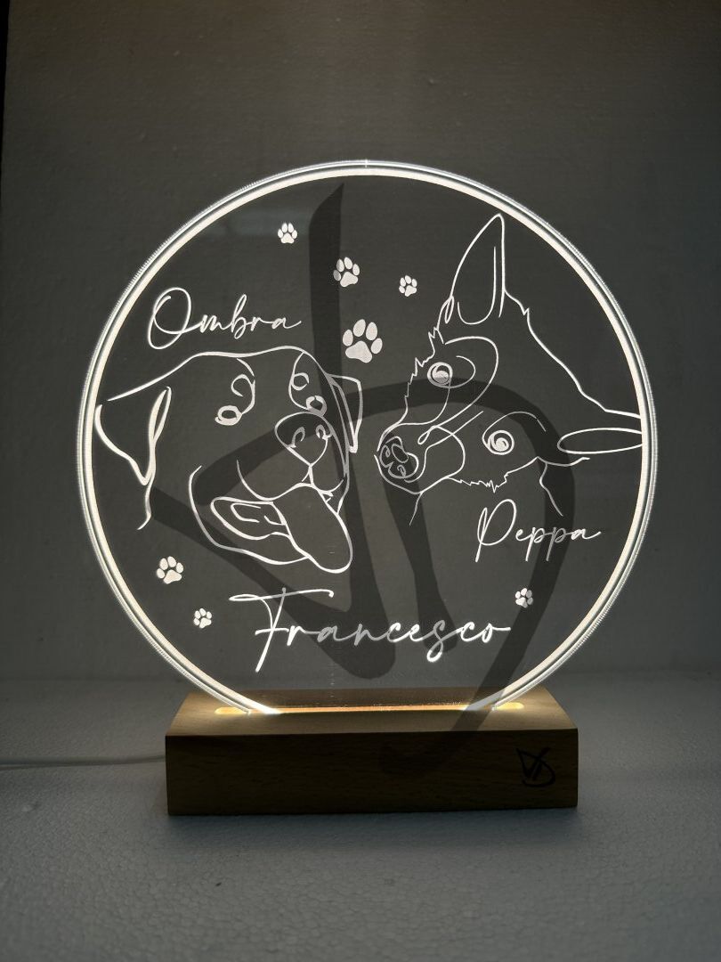 Maßgefertigte Produkte - Individuelle Lampen und Nachttischlampen - Dekorierte Acrylglaslampen mit personalisiertem Holzsockel - Lampade in acrilico plexiglass decorato con grafica cani e nomi con piedistallo in legno
