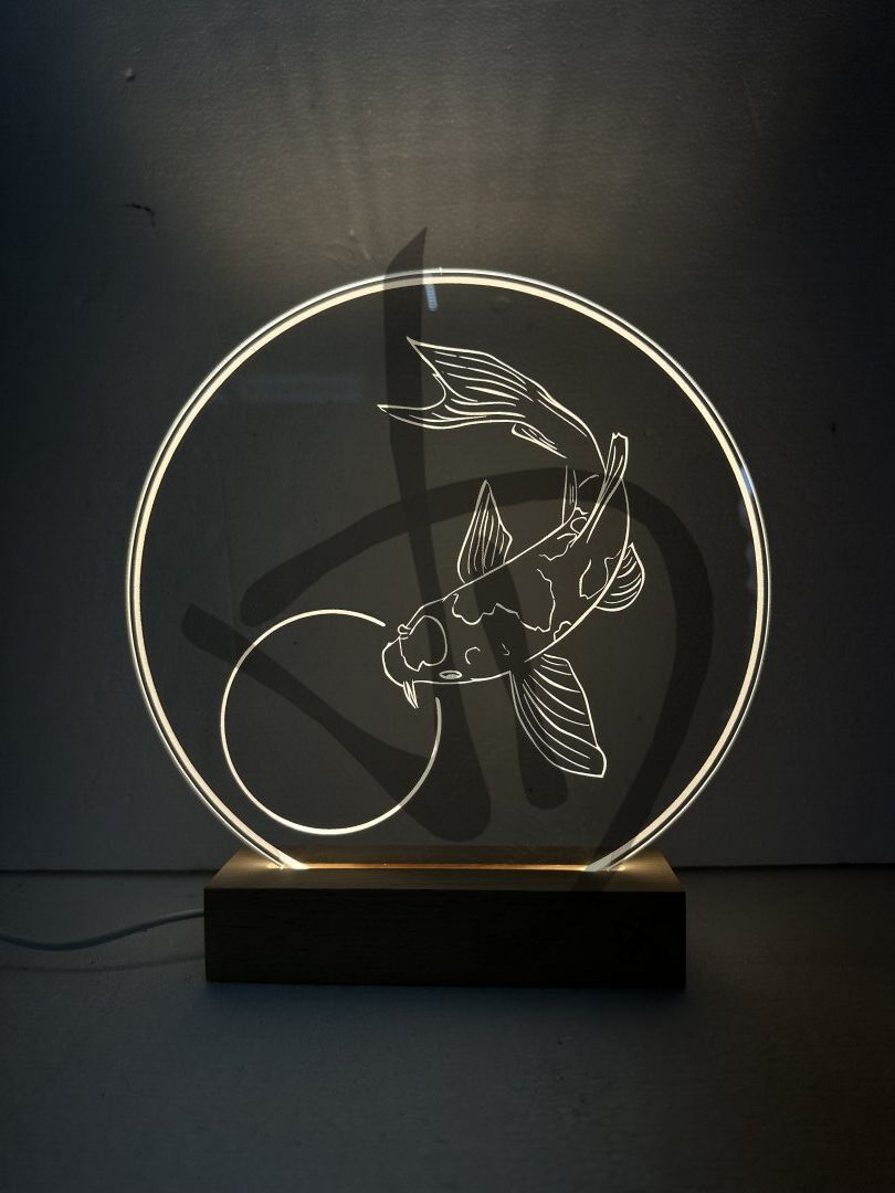 Maßgefertigte Produkte - Individuelle Lampen und Nachttischlampen - Dekorierte Acrylglaslampen mit personalisiertem Holzsockel - Lampade in acrilico plexiglass decorato con grafica carpa con piedistallo in legno