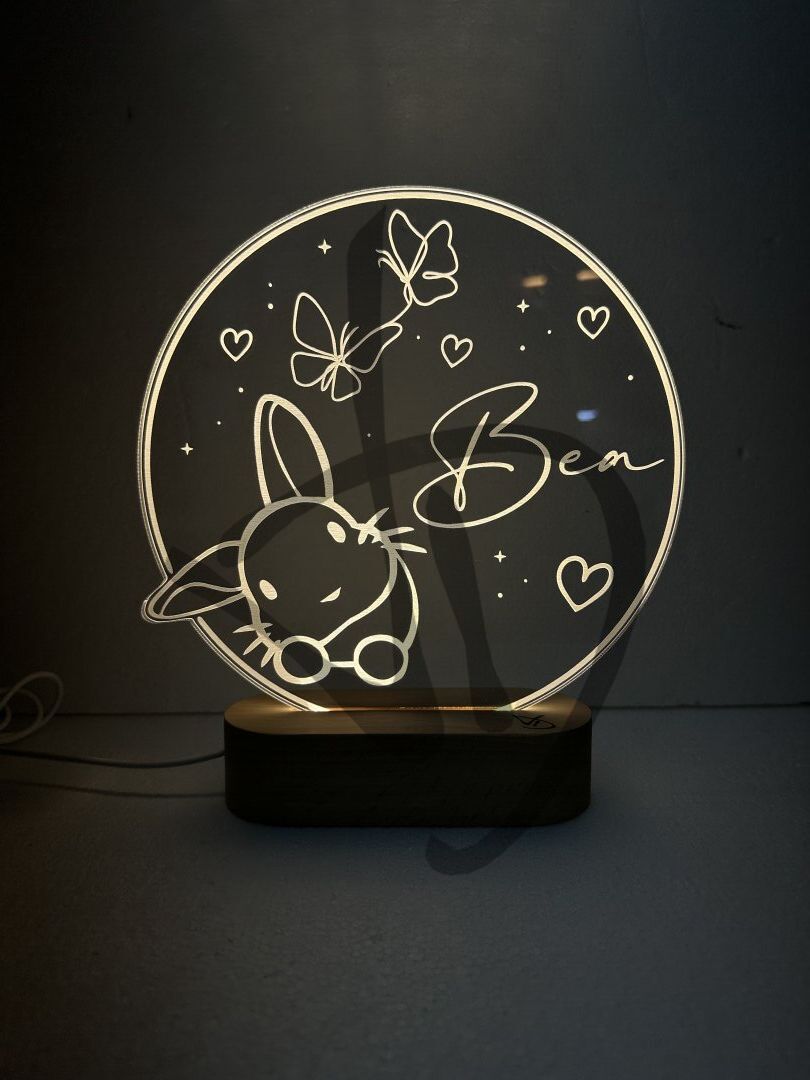 Maßgefertigte Produkte - Individuelle Lampen und Nachttischlampen - Dekorierte Acrylglaslampen mit personalisiertem Holzsockel - Lampade in acrilico plexiglass decorato con grafica coniglietto bambina battesimo con piedistallo in legno