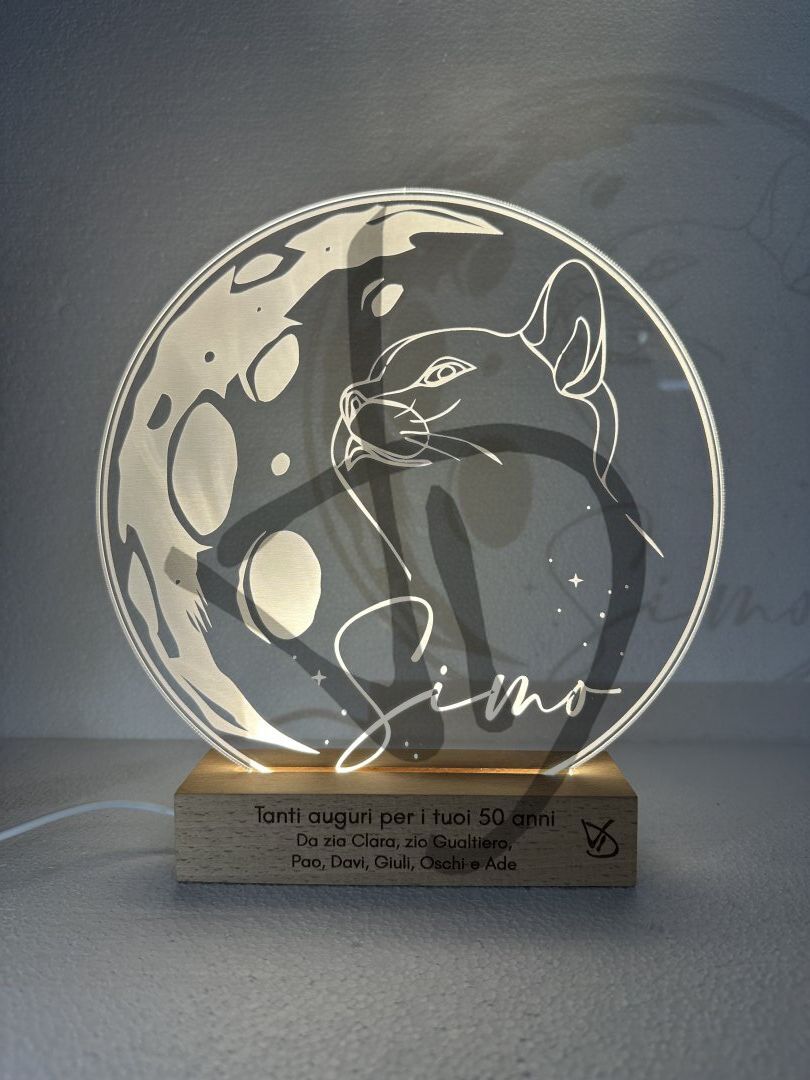 Maßgefertigte Produkte - Individuelle Lampen und Nachttischlampen - Dekorierte Acrylglaslampen mit personalisiertem Holzsockel - Lampade in acrilico plexiglass decorato con grafica gatto e luna con piedistallo in legno