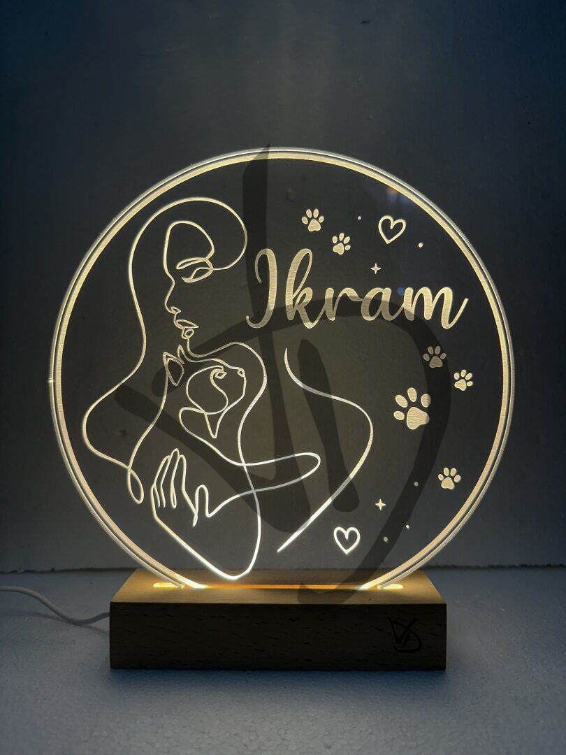 Maßgefertigte Produkte - Individuelle Lampen und Nachttischlampen - Dekorierte Acrylglaslampen mit personalisiertem Holzsockel - Lampade in acrilico plexiglass decorato con grafica gatto e ragazza con piedistallo in legno