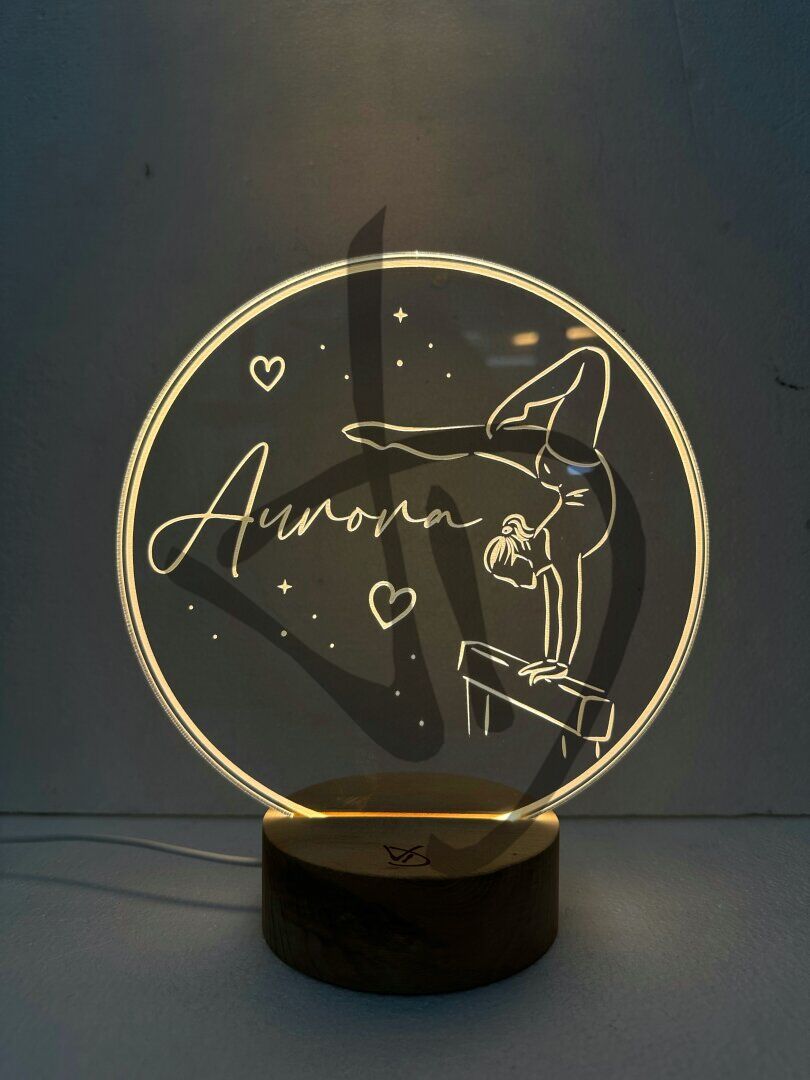 Maßgefertigte Produkte - Individuelle Lampen und Nachttischlampen - Dekorierte Acrylglaslampen mit personalisiertem Holzsockel - Lampade in acrilico plexiglass decorato con grafica ginnastica artistica con piedistallo in legno