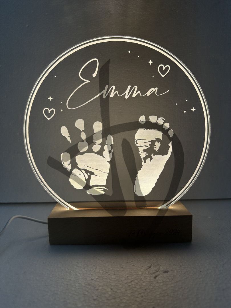 Maßgefertigte Produkte - Individuelle Lampen und Nachttischlampen - Dekorierte Acrylglaslampen mit personalisiertem Holzsockel - Lampade in acrilico plexiglass decorato con grafica impronte mani e piedi bambino con piedistallo in legno