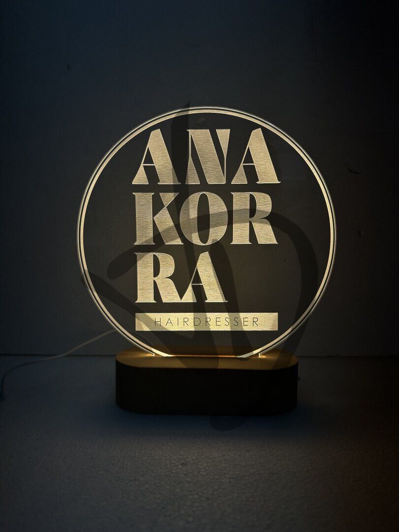Maßgefertigte Produkte - Individuelle Lampen und Nachttischlampen - Dekorierte Acrylglaslampen mit personalisiertem Holzsockel - Lampade in acrilico plexiglass decorato con grafica logo personalizzato con piedistallo in legno