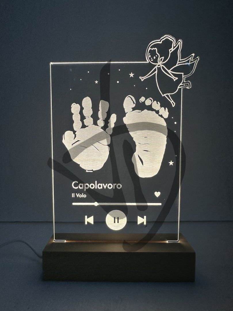 Maßgefertigte Produkte - Individuelle Lampen und Nachttischlampen - Dekorierte Acrylglaslampen mit personalisiertem Holzsockel - Lampade in acrilico plexiglass decorato con grafica mani e piedi bambino con piedistallo in legno