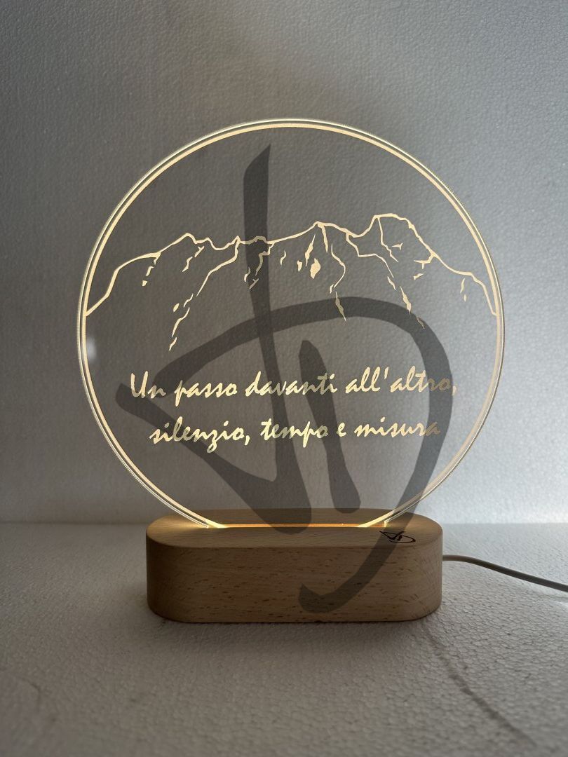 Maßgefertigte Produkte - Individuelle Lampen und Nachttischlampen - Dekorierte Acrylglaslampen mit personalisiertem Holzsockel - Lampade in acrilico plexiglass decorato con grafica montagna e dedica con piedistallo in legno
