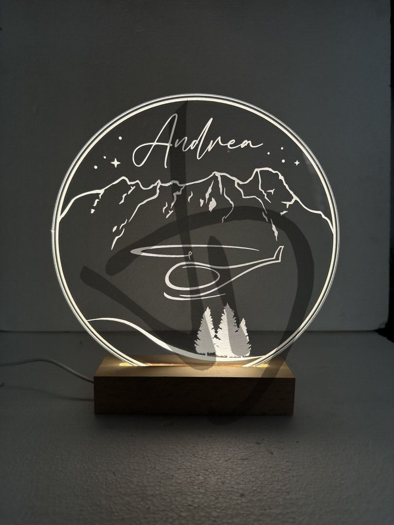 Maßgefertigte Produkte - Individuelle Lampen und Nachttischlampen - Dekorierte Acrylglaslampen mit personalisiertem Holzsockel - Lampade in acrilico plexiglass decorato con grafica montagna e elicottero con piedistallo in legno