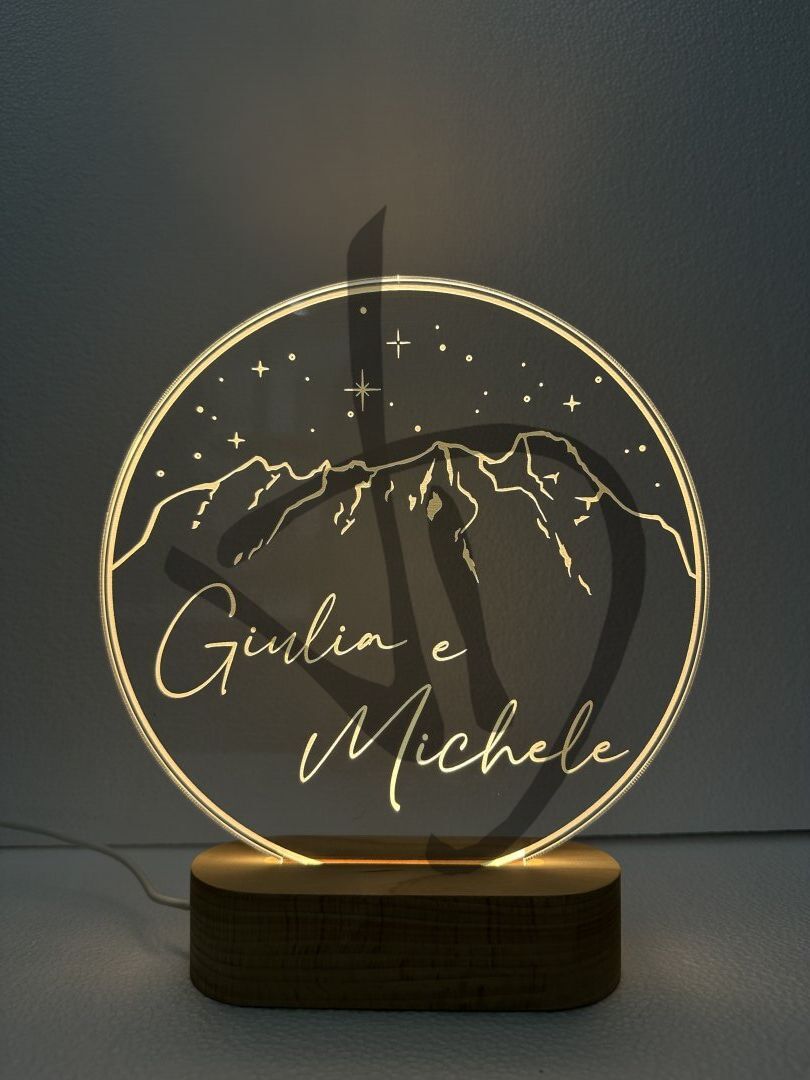 Maßgefertigte Produkte - Individuelle Lampen und Nachttischlampen - Dekorierte Acrylglaslampen mit personalisiertem Holzsockel - Lampade in acrilico plexiglass decorato con grafica montagna e nomi con piedistallo in legno 2