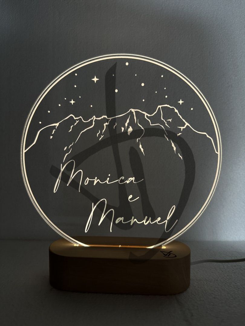 Maßgefertigte Produkte - Individuelle Lampen und Nachttischlampen - Dekorierte Acrylglaslampen mit personalisiertem Holzsockel - Lampade in acrilico plexiglass decorato con grafica montagna e nomi con piedistallo in legno