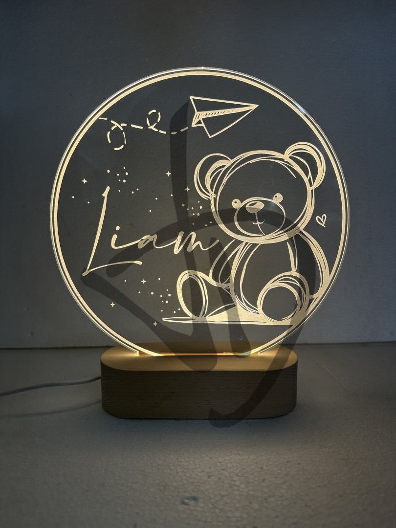 Maßgefertigte Produkte - Individuelle Lampen und Nachttischlampen - Dekorierte Acrylglaslampen mit personalisiertem Holzsockel - Lampade in acrilico plexiglass decorato con grafica orsetto e nome bambino personalizzato con piedistallo in legno