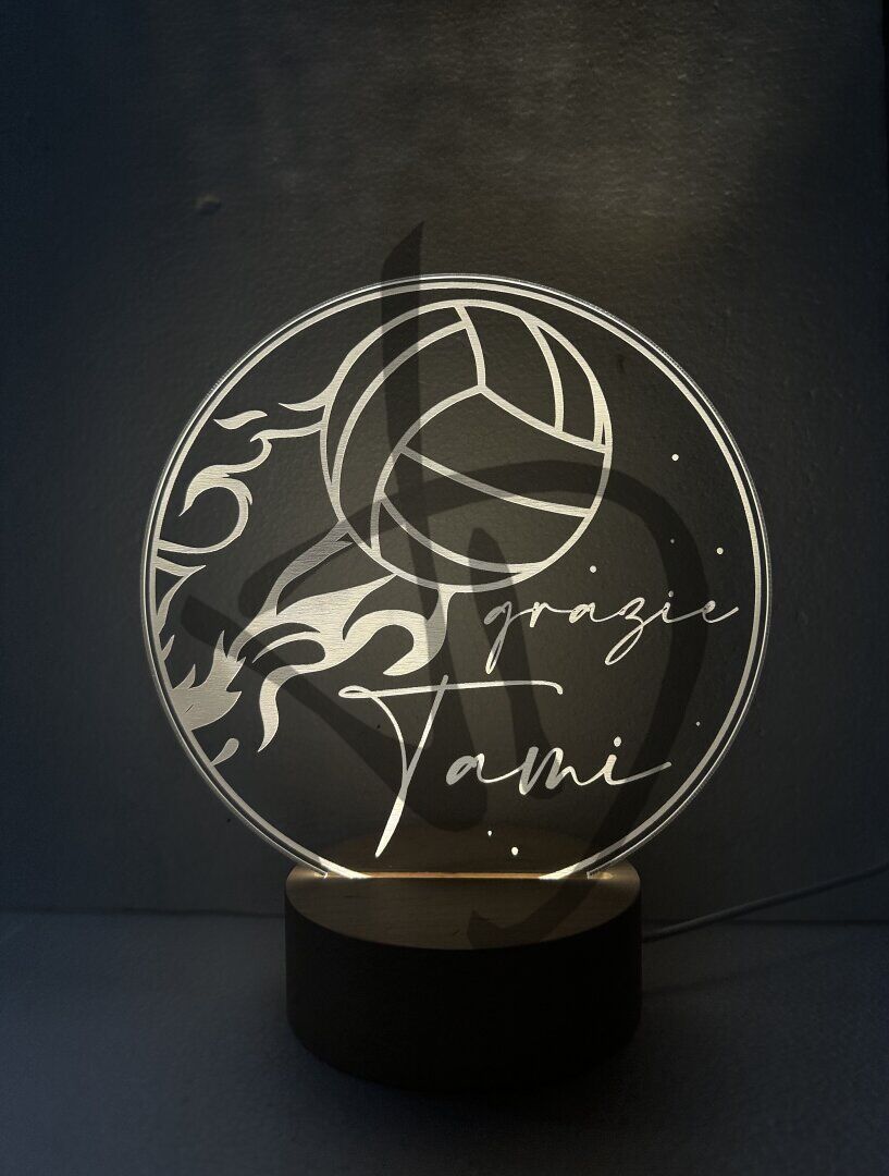 Maßgefertigte Produkte - Individuelle Lampen und Nachttischlampen - Dekorierte Acrylglaslampen mit personalisiertem Holzsockel - Lampade in acrilico plexiglass decorato con grafica pallavolo con piedistallo in legno
