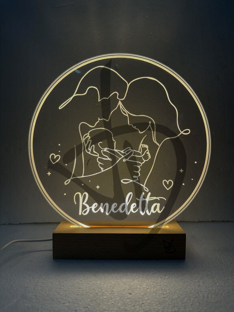 Maßgefertigte Produkte - Individuelle Lampen und Nachttischlampen - Dekorierte Acrylglaslampen mit personalisiertem Holzsockel - Lampade in acrilico plexiglass decorato con grafica per nuova nascita con piedistallo in legno