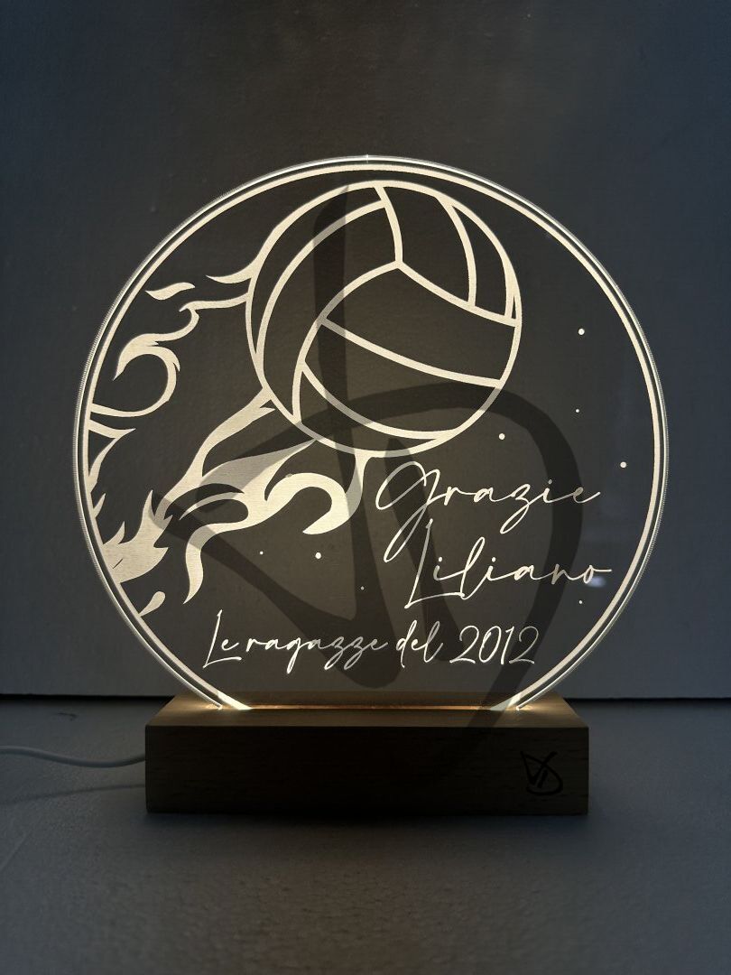 Maßgefertigte Produkte - Individuelle Lampen und Nachttischlampen - Dekorierte Acrylglaslampen mit personalisiertem Holzsockel - Lampade in acrilico plexiglass decorato con grafica per ringraziamento allenatore con piedistallo in legno