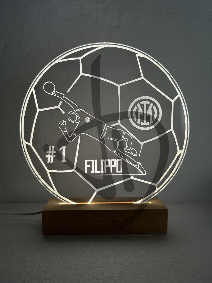 Maßgefertigte Produkte - Individuelle Lampen und Nachttischlampen - Dekorierte Acrylglaslampen mit personalisiertem Holzsockel - Lampade in acrilico plexiglass decorato con grafica portiere calcio con piedistallo in legno