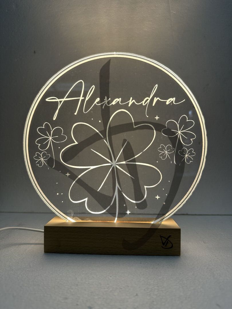 Maßgefertigte Produkte - Individuelle Lampen und Nachttischlampen - Dekorierte Acrylglaslampen mit personalisiertem Holzsockel - Lampade in acrilico plexiglass decorato con grafica quadrifoglio con piedistallo in legno