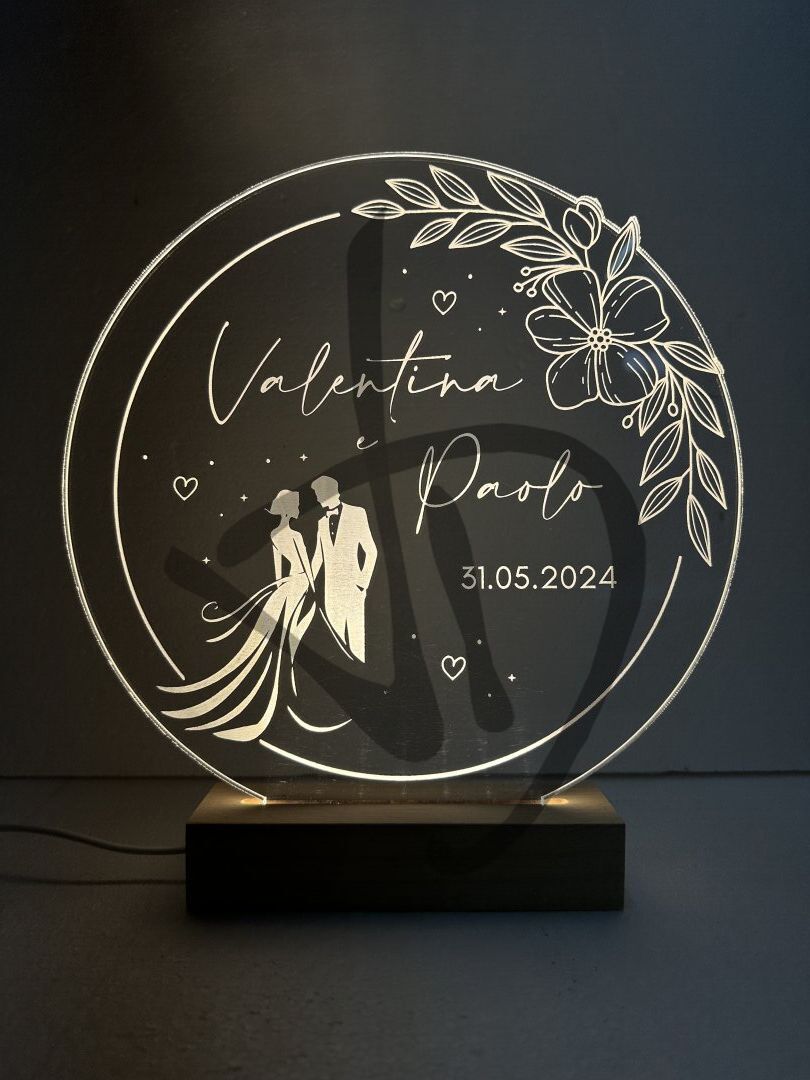 Maßgefertigte Produkte - Individuelle Lampen und Nachttischlampen - Dekorierte Acrylglaslampen mit personalisiertem Holzsockel - Lampade in acrilico plexiglass decorato con grafica romantica per matrimonio con nomi e data con piedistallo in legno