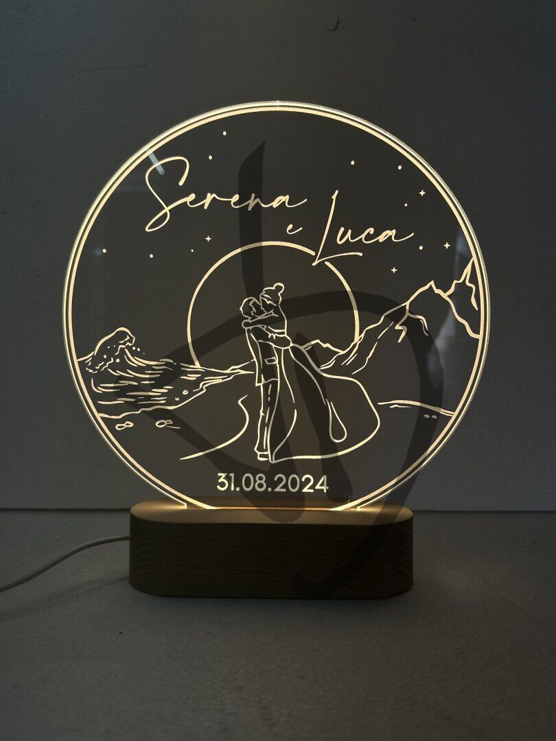 Maßgefertigte Produkte - Individuelle Lampen und Nachttischlampen - Dekorierte Acrylglaslampen mit personalisiertem Holzsockel - Lampade in acrilico plexiglass decorato con grafica romantica per matrimonio con piedistallo in legno
