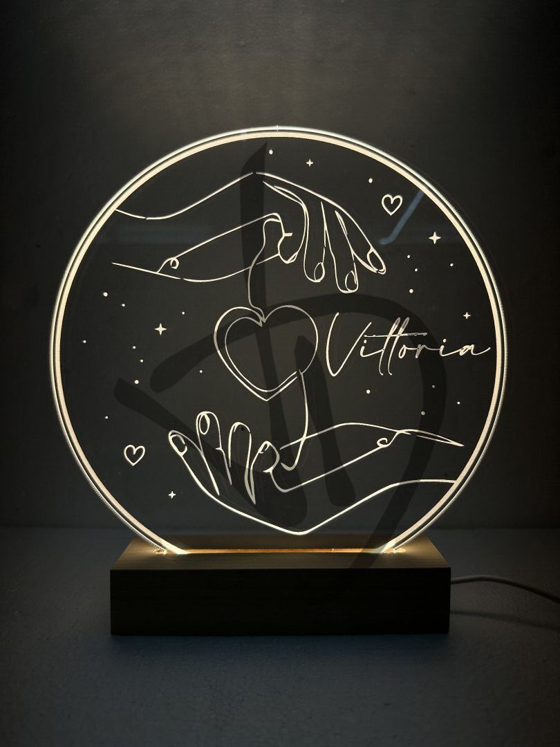 Maßgefertigte Produkte - Individuelle Lampen und Nachttischlampen - Dekorierte Acrylglaslampen mit personalisiertem Holzsockel - Lampade in acrilico plexiglass decorato con grafica romantica per san valentino con piedistallo in legno