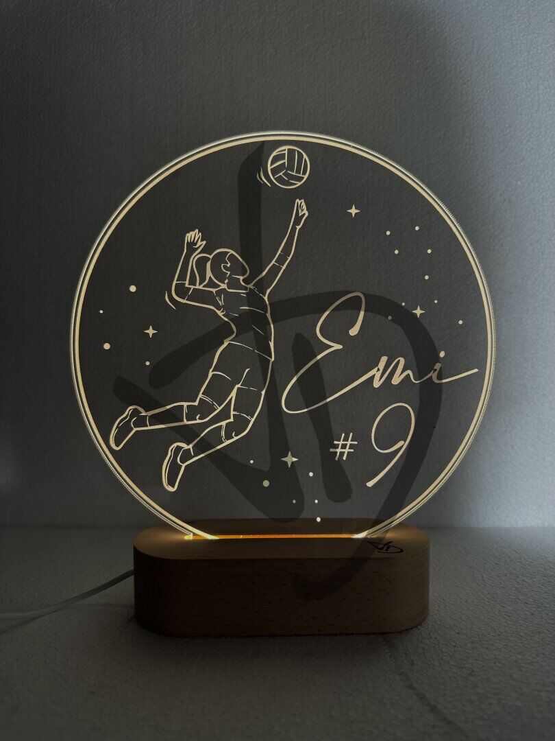 Maßgefertigte Produkte - Individuelle Lampen und Nachttischlampen - Dekorierte Acrylglaslampen mit personalisiertem Holzsockel - Lampade in acrilico plexiglass decorato con grafica schiacciata pallavolo nome e numero con piedistallo in legno