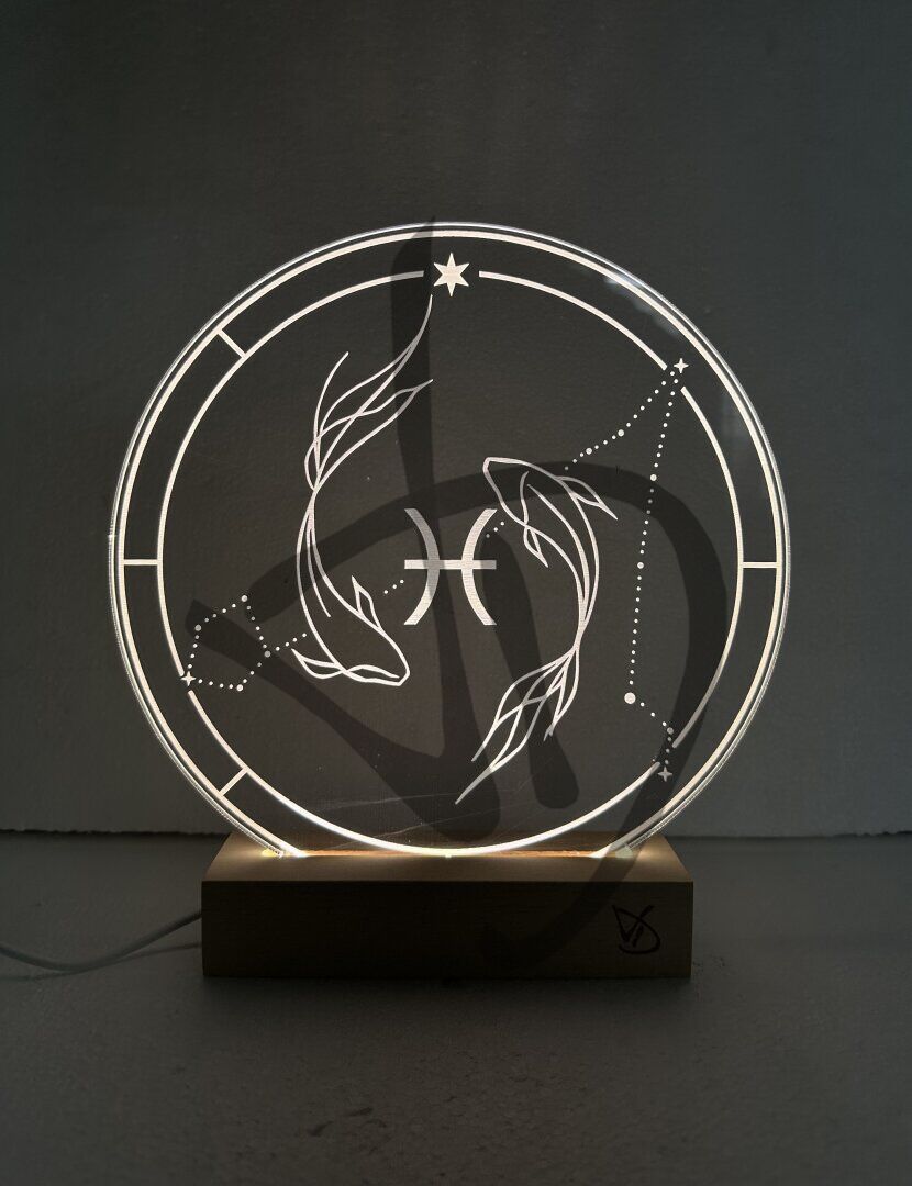 Maßgefertigte Produkte - Individuelle Lampen und Nachttischlampen - Dekorierte Acrylglaslampen mit personalisiertem Holzsockel - Lampade in acrilico plexiglass decorato con grafica segno zodiacale personalizzato con piedistallo in legno