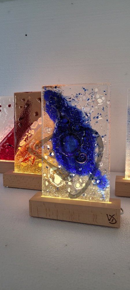 Maßgefertigte Produkte - Individuelle Lampen und Nachttischlampen - Murano-Fusing-Nachttischlampen mit personalisiertem Holzsockel - Abatjour in vetrofusione di murano con piedistallo in legno personalizzato