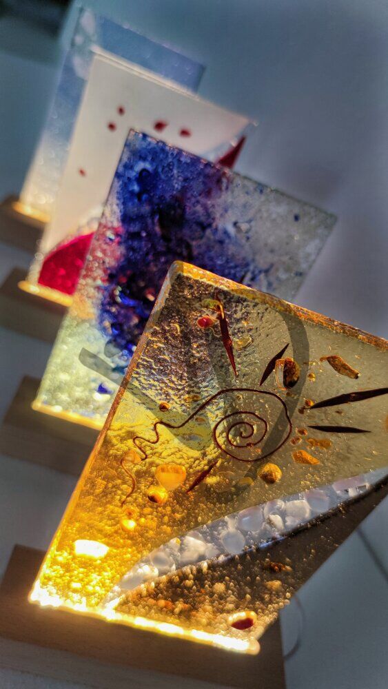 Maßgefertigte Produkte - Individuelle Lampen und Nachttischlampen - Murano-Fusing-Nachttischlampen mit personalisiertem Holzsockel - Abatjour in vetrofusione di murano con piedistallo in legno personalizzato - 4