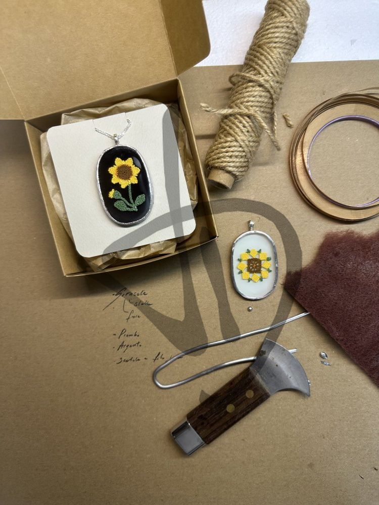 Maßgefertigte Produkte - Kunstobjekte – Geschenkideen - Ciondoli vetro e puncetto - Ciondoli in vetro con fiore inserto in puncetto valsesiano fatto a mano - 3 - 2