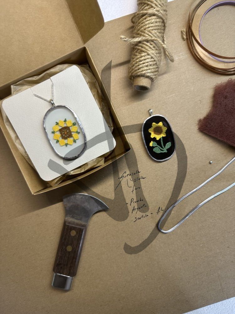Maßgefertigte Produkte - Kunstobjekte – Geschenkideen - Ciondoli vetro e puncetto - Ciondoli in vetro con fiore inserto in puncetto valsesiano fatto a mano - 3 - 3