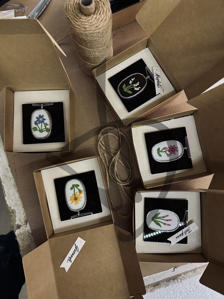 Maßgefertigte Produkte - Kunstobjekte – Geschenkideen - Ciondoli vetro e puncetto - Ciondoli in vetro con fiore inserto in puncetto valsesiano fatto a mano - 3 - 4