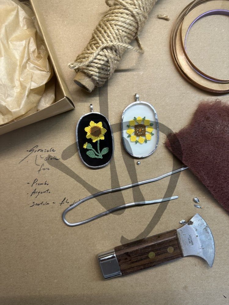 Maßgefertigte Produkte - Kunstobjekte – Geschenkideen - Ciondoli vetro e puncetto - Ciondoli in vetro con fiore inserto in puncetto valsesiano fatto a mano - 3