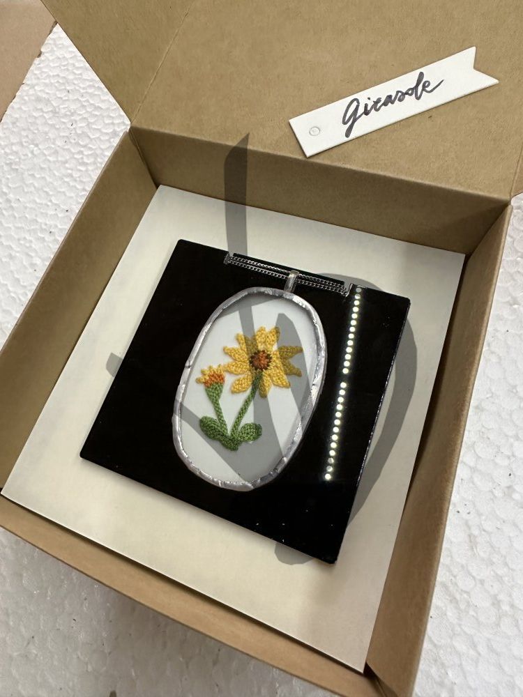 Maßgefertigte Produkte - Kunstobjekte – Geschenkideen - Ciondoli vetro e puncetto - Ciondoli in vetro con fiore inserto in puncetto valsesiano fatto a mano - 3 - 5
